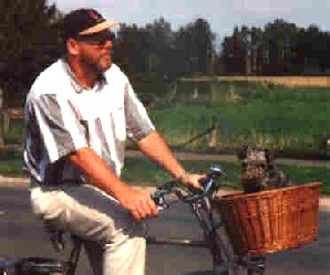 Frisa sitzt im Fahrrad-Korb